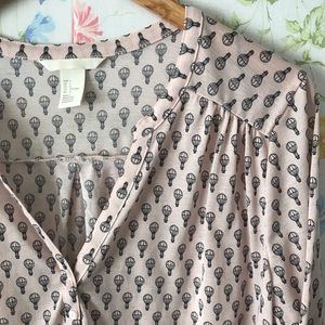 ⬇️ Pale Pink Popover Top w/ Black Hot Air Balloons
